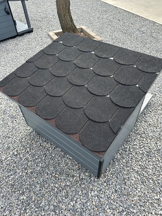 Cusca pentru câini izolată, acoperiș plat, premium (M–XXL)