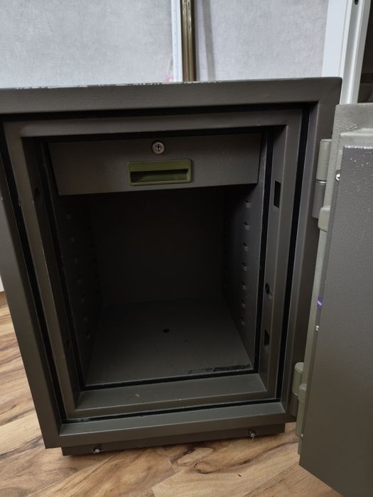 Продам сейф на колесах