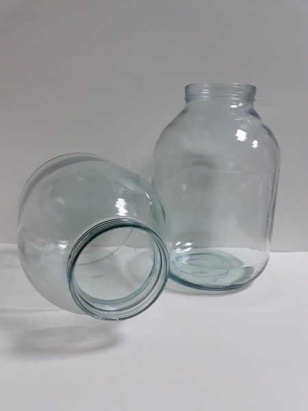 Банки 2 и 3 литра.