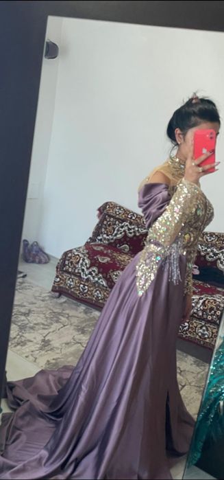 Продавам официална рокля+обици и токчета