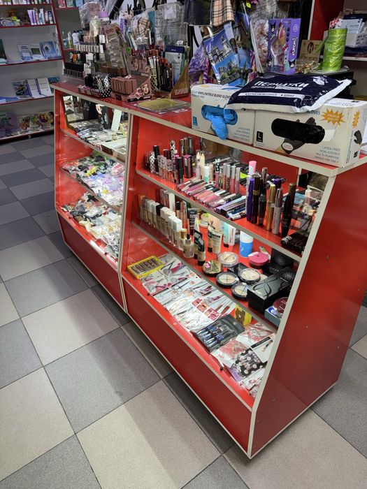 Полки, шкафы и витрины.