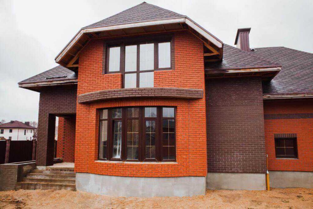 Дом из кирпича с пластиковыми окнами фото Дом из кирпича с пластиковыми окнами фото