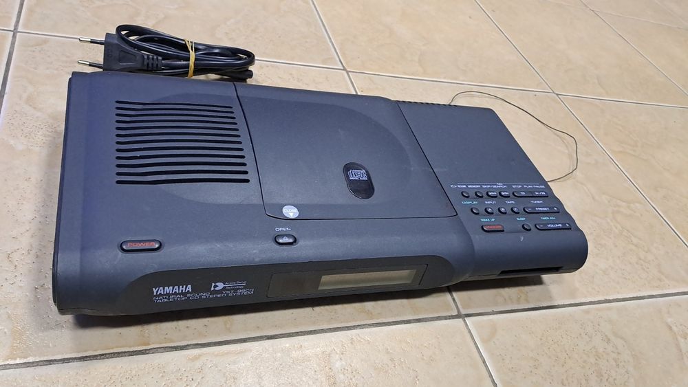 Yamaha може ина 12V, CD/DVD ,вградин усилвател,тунер и мн.екстри-200лв