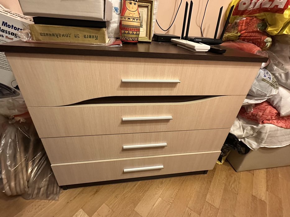 Продавам трикрилен гардероб