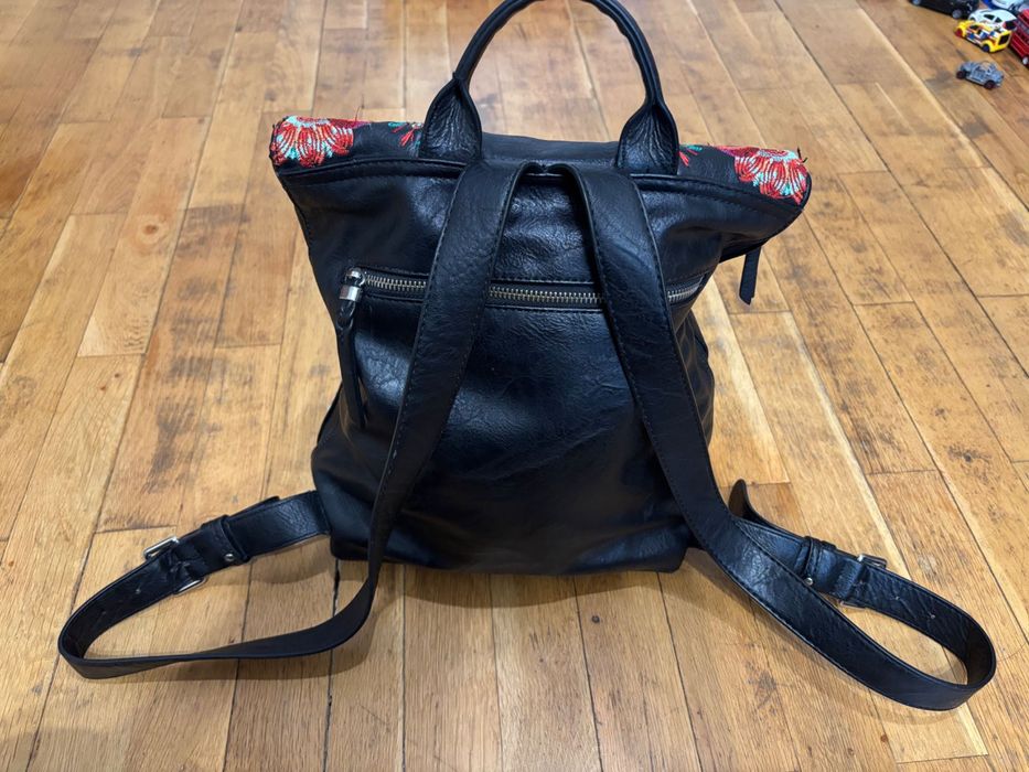 Desigual черна кожена раница с бродерия цветя