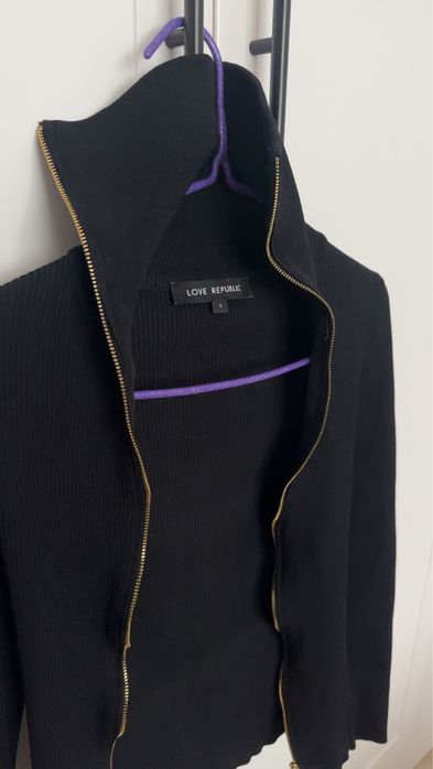 Облигающая кофта на замке