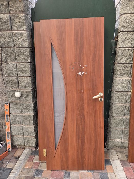 Двери межкомнатные 4 штуки.