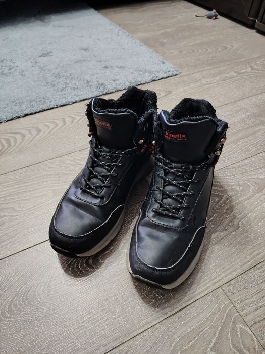 Продам кроссовки зима