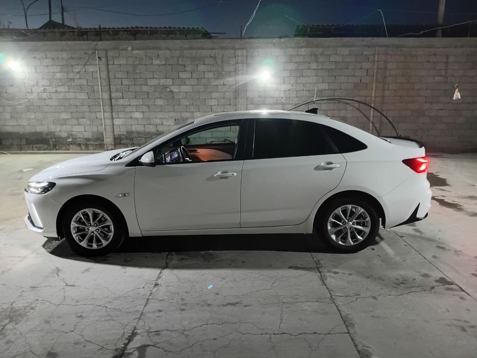 Monza mashina sotiladi