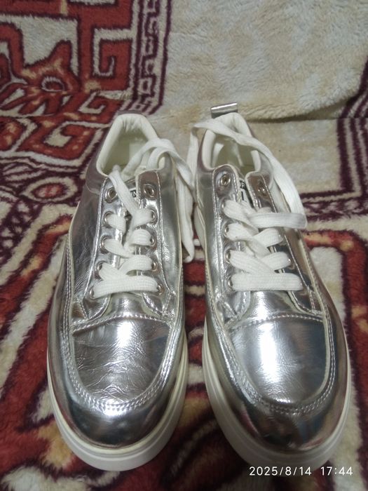 Кроссовки срочно недорого