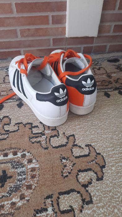 Adidași marca Adidas