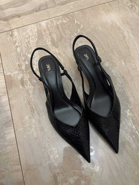 Босоножки на среднем каблуке