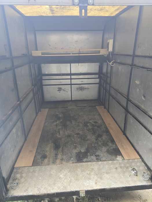 De vânzare remorcă închisă TICKNERS – 1 axă, ușoară (100 kg gol)