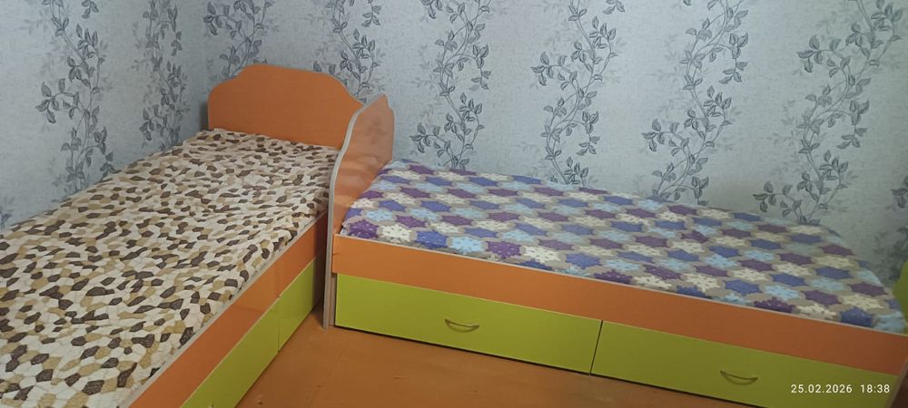 Продам две кровати и шкаф.75000