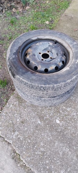 Vând  2 Cauciucuri cu Genți de Dacia logan