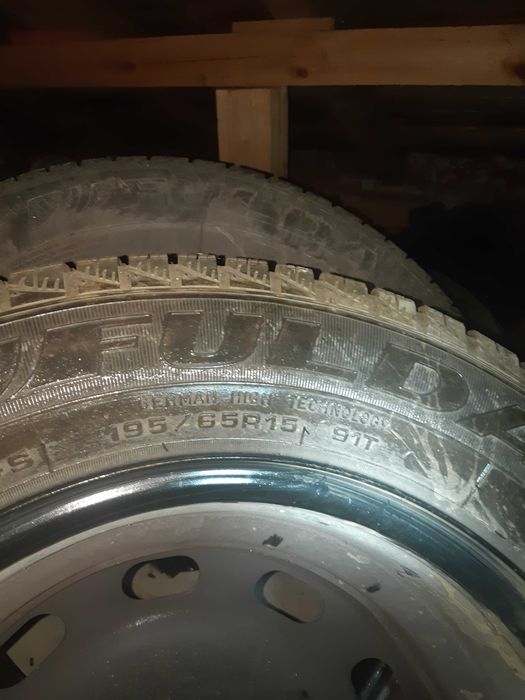 Голф 4, три броя гуми 195/65/15 и две джанти за 155 лв