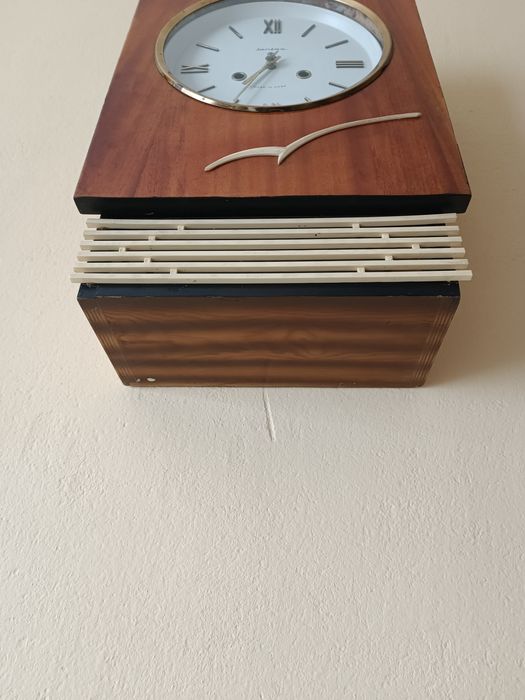 Стенен часовник Янтар