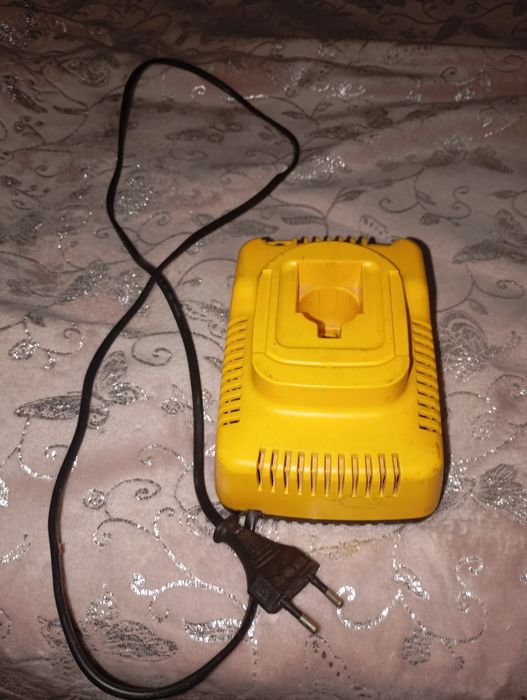 Зарядка на электроинструмент DeWALT