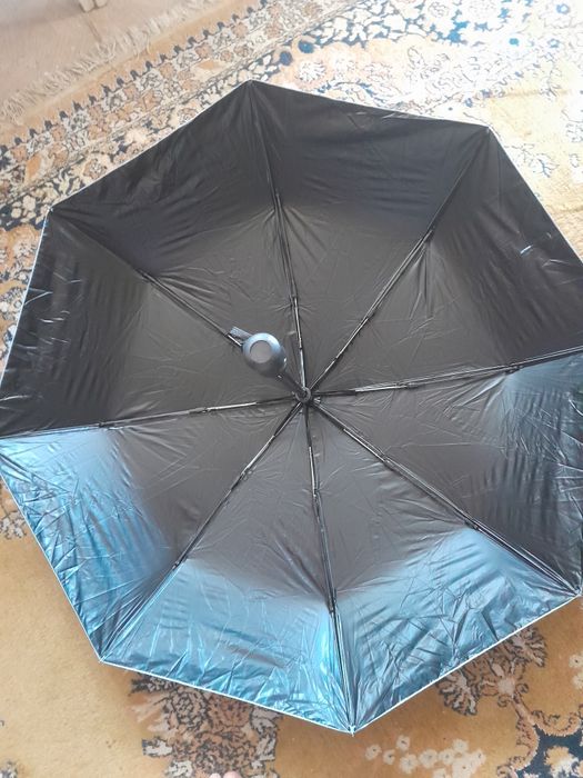 Vând 2 umbrele deschidere automata 20lei bucata
