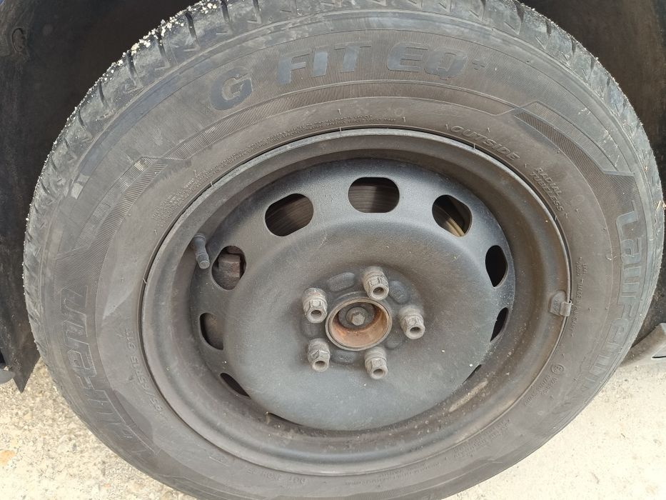 Vând geante de tabla pe 15 pt Ford focus cu tot cu cauciucuri de vară