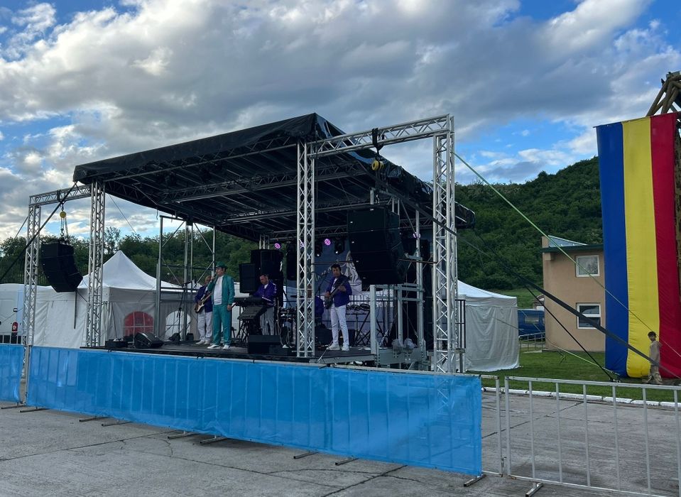 Scena 6x6m de inchiriat + sistem sonorizare