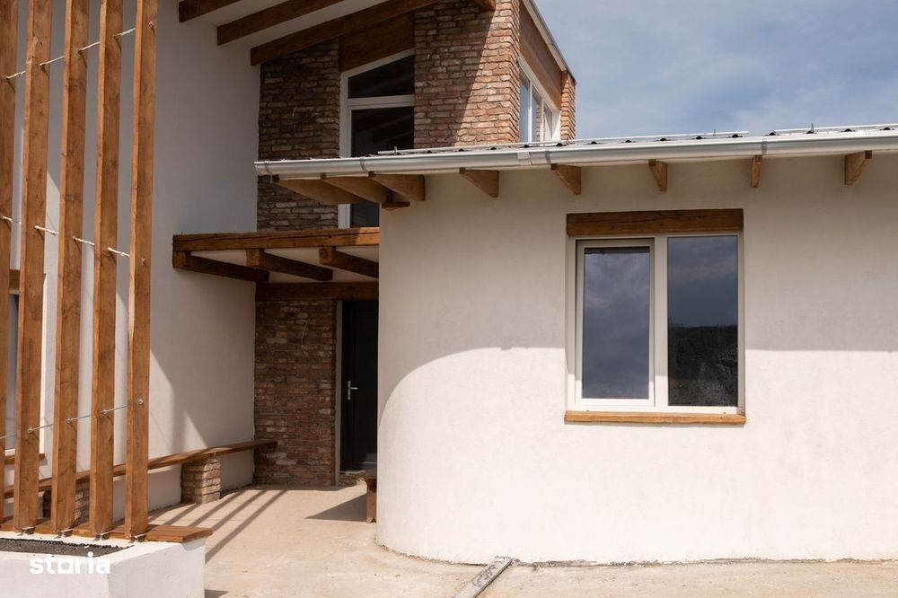 Casa semifinisata, cu totul diferita, in varf de deal, de vanzare