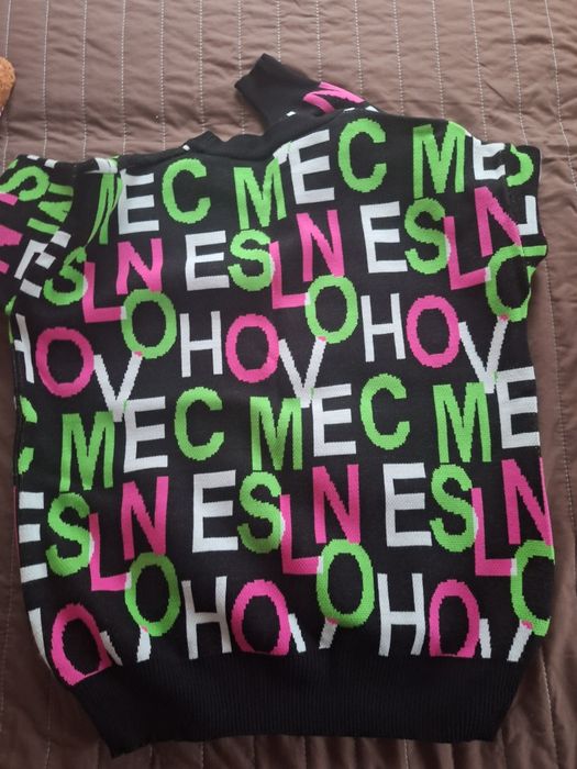Дамски пуловер с букви нов за 20лв