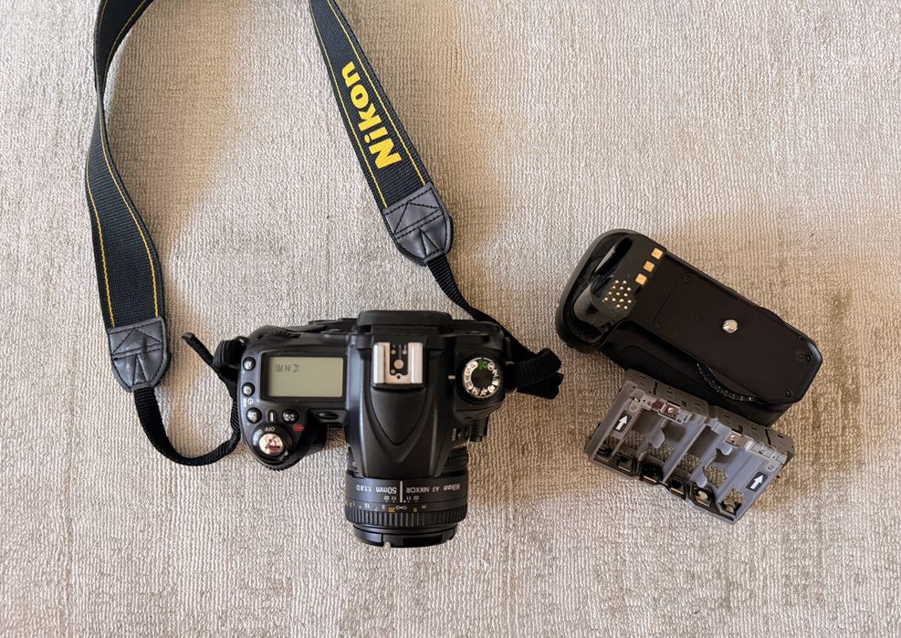 Nikon D90 + grip si Nikon 50 mm f1.8 D