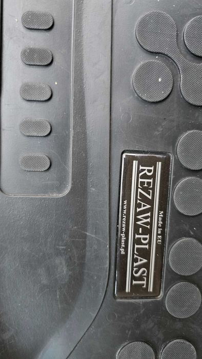 Продавам перфектна гумена стелка за багажникMercedes E класа W211 комби дълга база