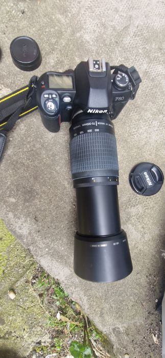 Vand aparat foto Nikon F 80 cu obiectiv Nikon 70-300 mm