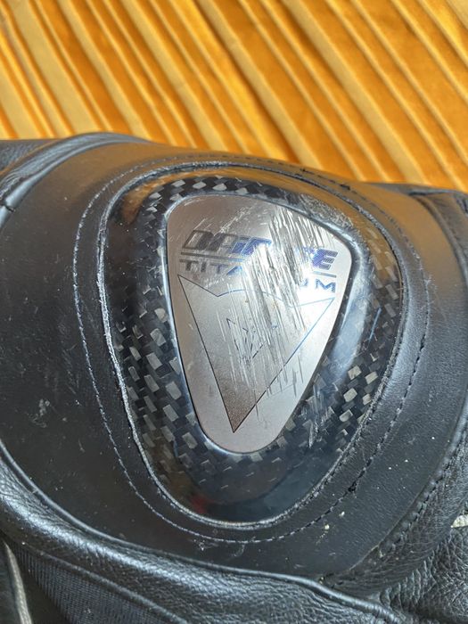 мото екип Dainese 2 части (свързващ цип на кръста)+2 слайдера Daines