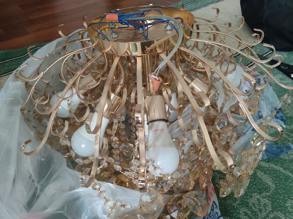 Продам две люстры