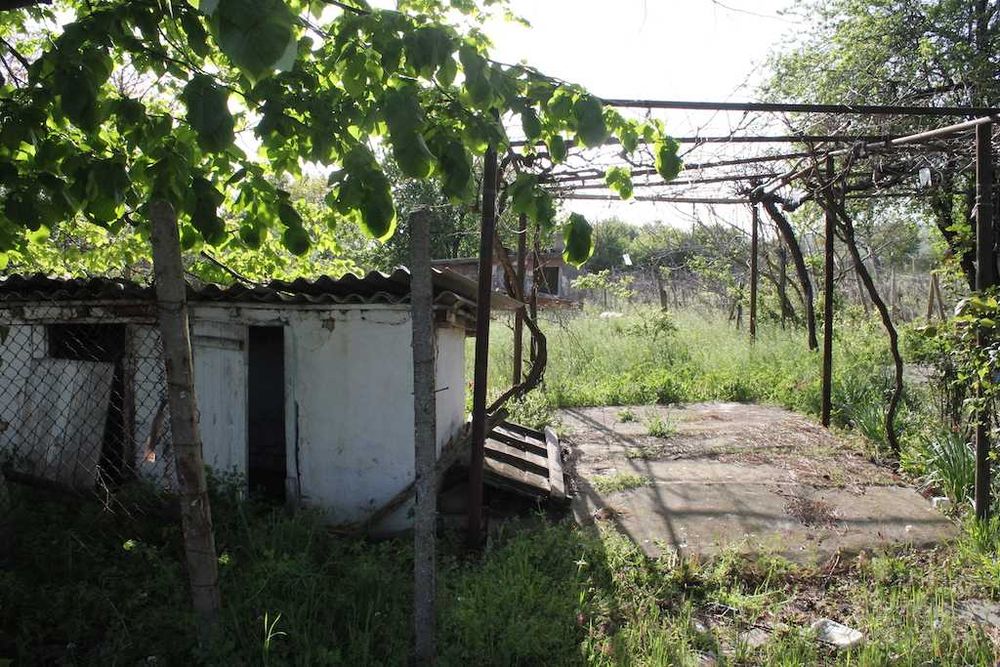 Самостоятелна къща с голям двор в с. Горица
