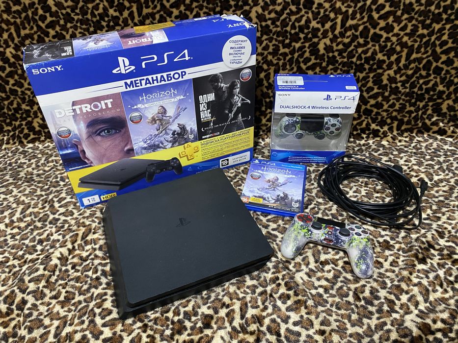 PlayStation 4 slim 1tb + 2 оригинальных джойстика и игры срочно