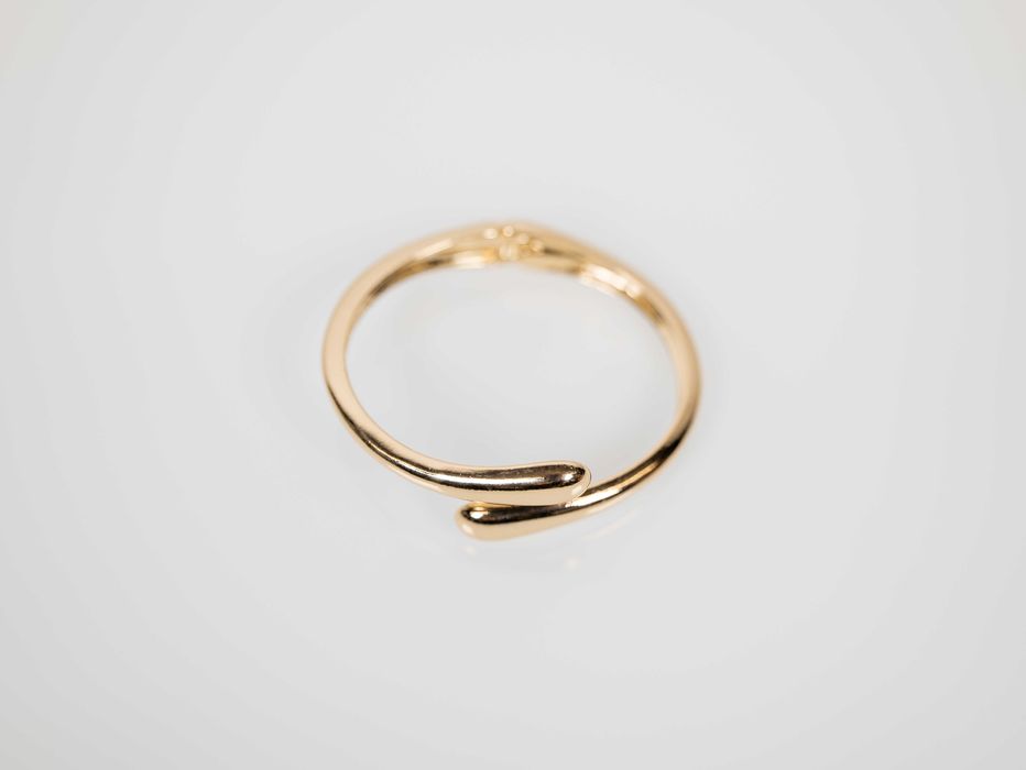 Брошки, игли за ревери, ластици за коса, обеци, фиби и пръстени