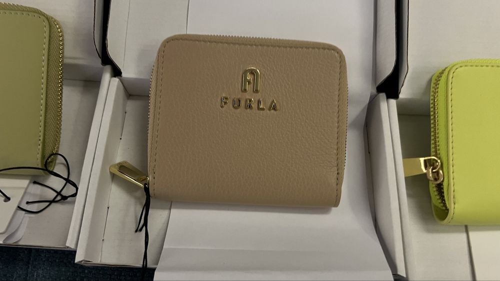 Последен модел Furla Camelia портмонета в 2 размера. Нови,с етикети!