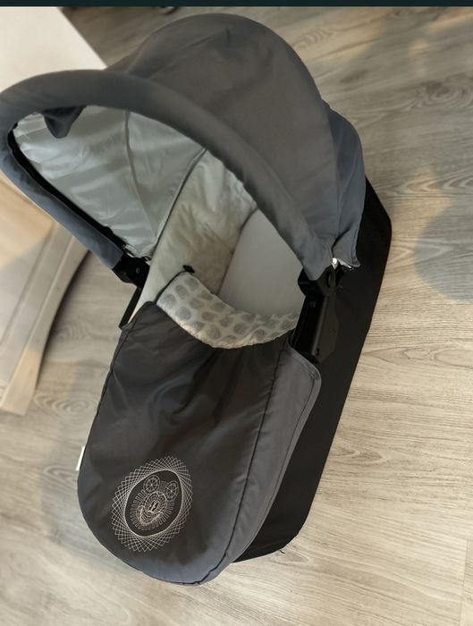 Cărucior și landou