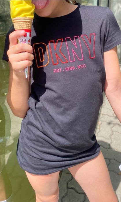 Детска рокля DKNY с цветен надпис