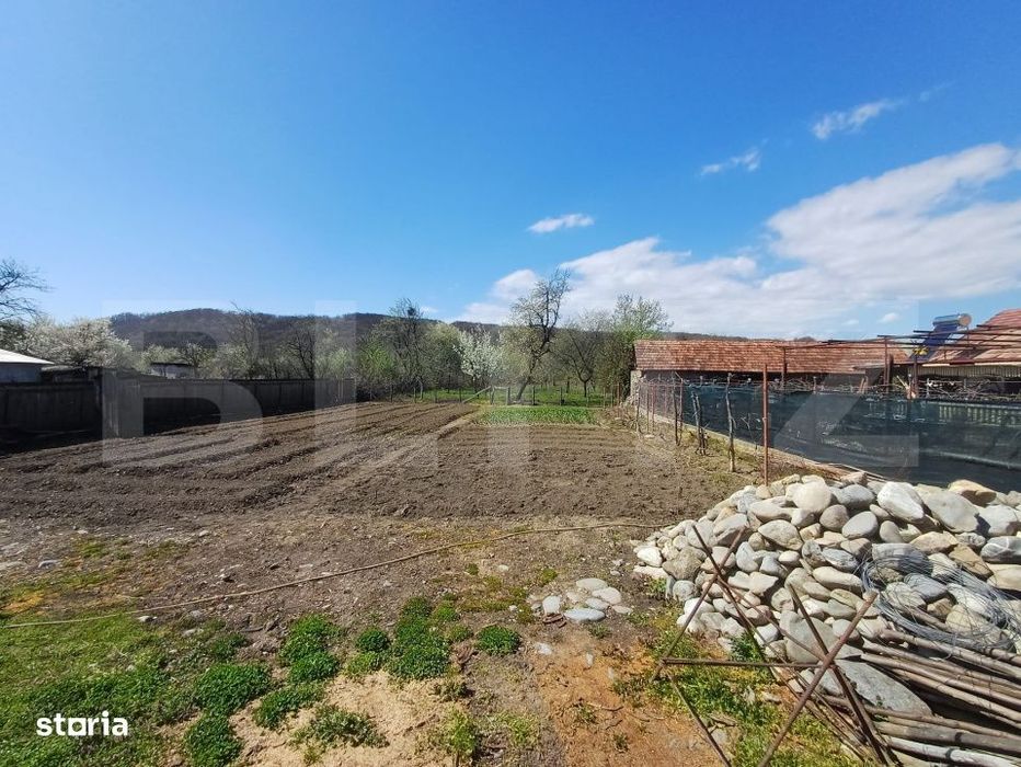 Teren cu casa rustica zona Sambotin