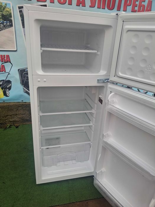 Хладилник с горна камера