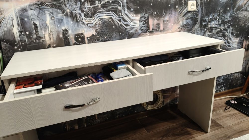 Письменный стол в идеальном состоянии