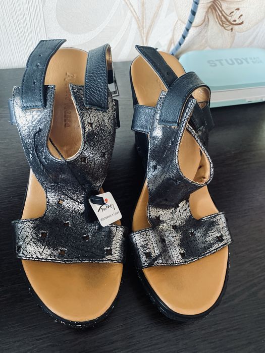 Продам босоножки на платформе