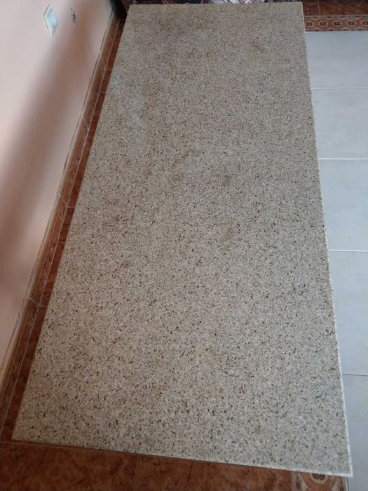 Продавам много запазена холна маса