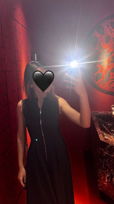 Стильное чёрное платье с молнией