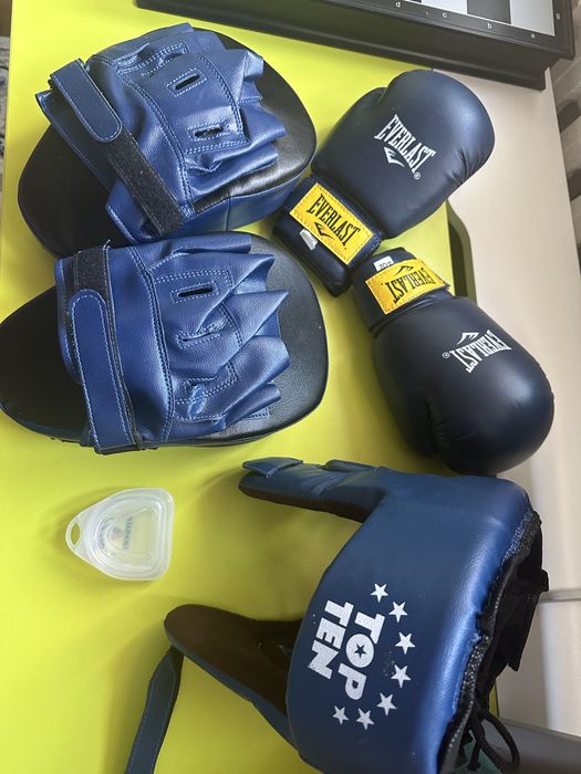 Продам боксерскии шлем, перчатки, лапы.