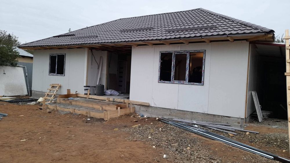 Vând case modulare pe structură metalică învelit cu panouri sandwich