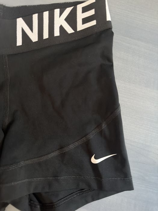 Nike дамски къси панталони за спорт
