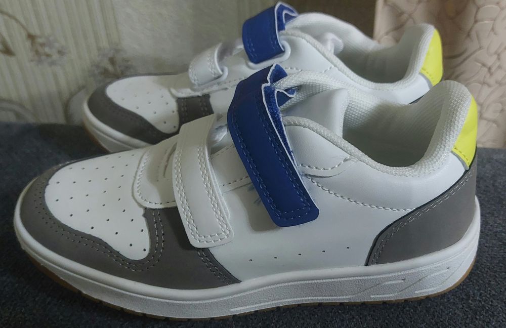 Продам детские кроссовки