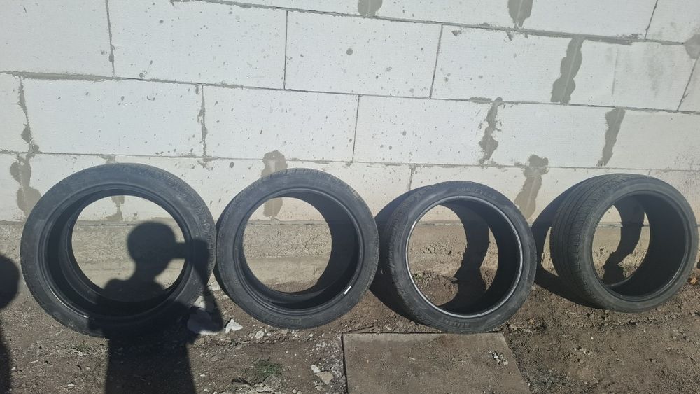 Продам летние шины 235 40 R19
