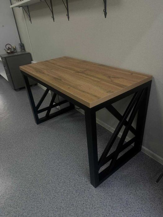 Стол офисный из ЛДСП с ящиками